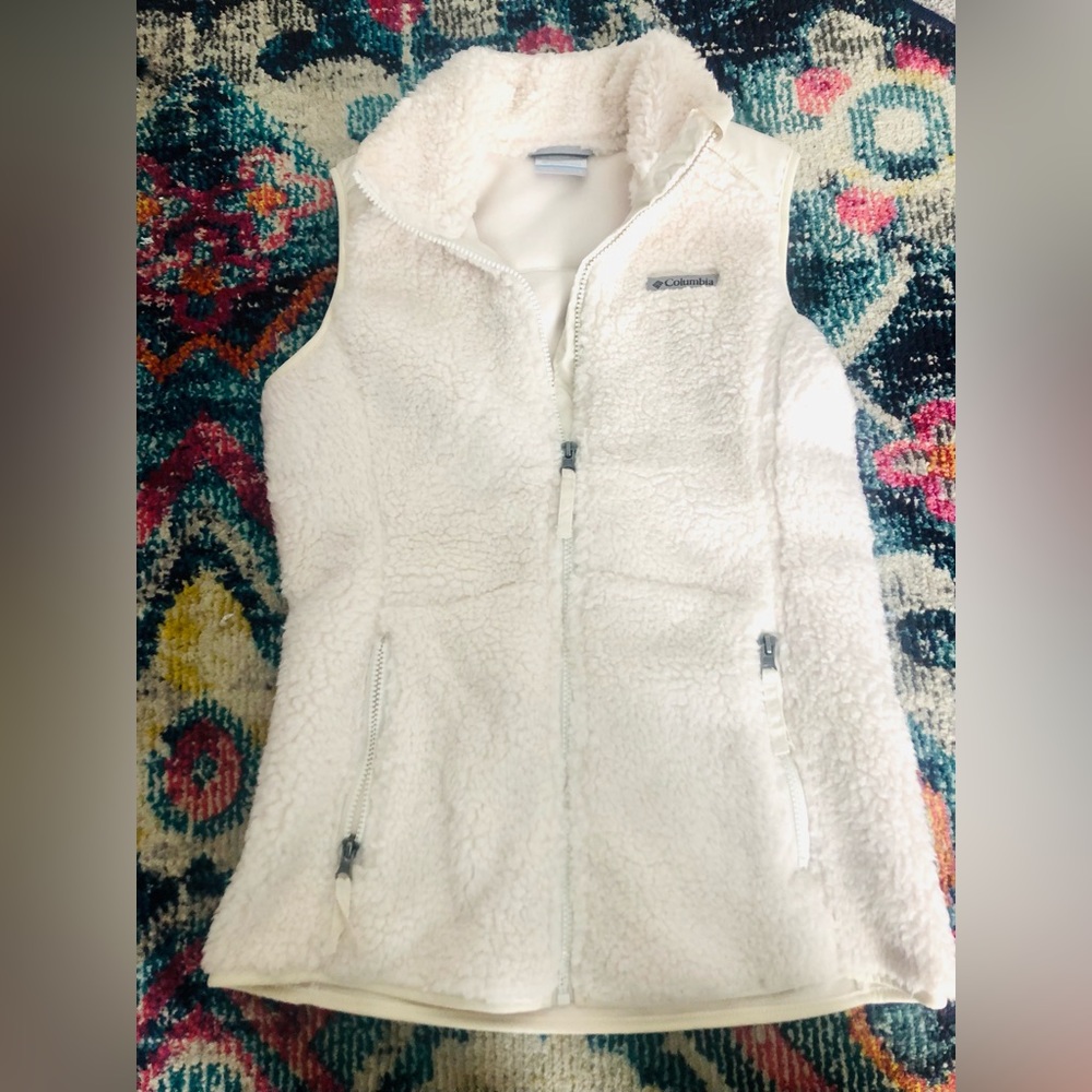 Columbia women’s cream fleece vest, size Small. Like new! Soft and warm. ☺️
